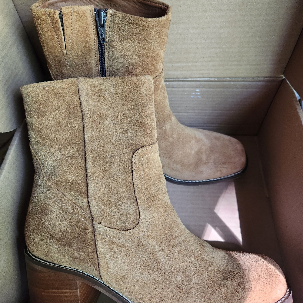 Portland Leather Suede Heeled Boots in Sand